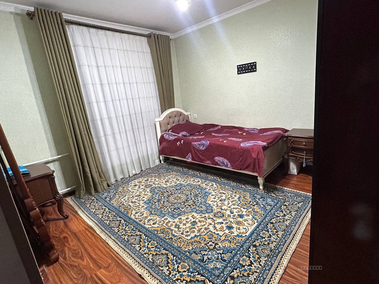 Qorasuv akamdemiya oldida 2 honali uy 4 etajli domi 1 etaji mahala tinch uy remonti orta xolata srochniga sotiladi - Image 1
