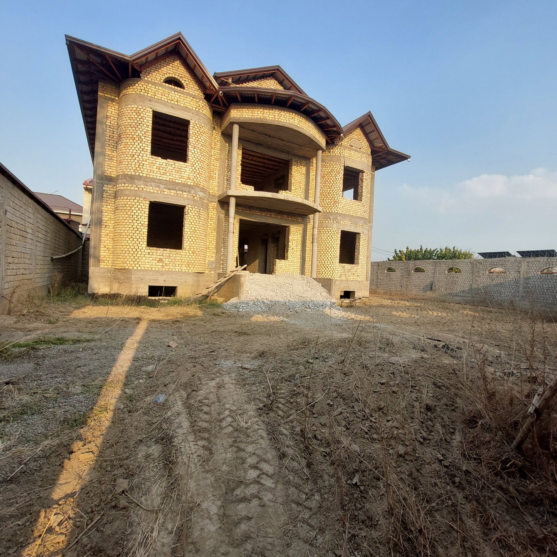 Продам свой дом угловой в состоянии коробка, размер 30×30, 9 соток,возможно бартер. — 第 1 张图片