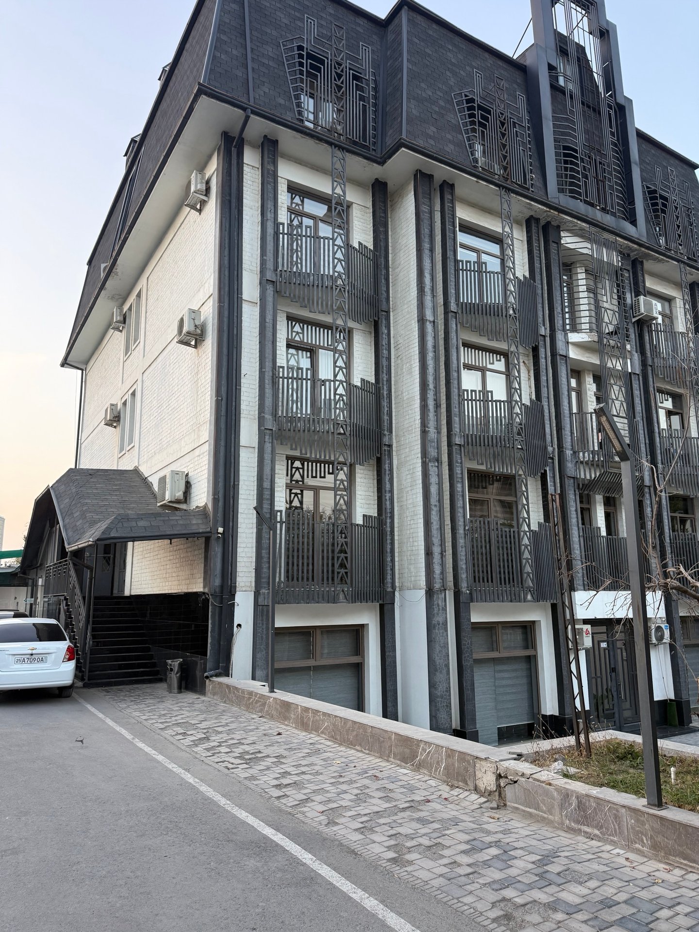 Shahar markazi, metro yonidan shinam offislar — Image 1