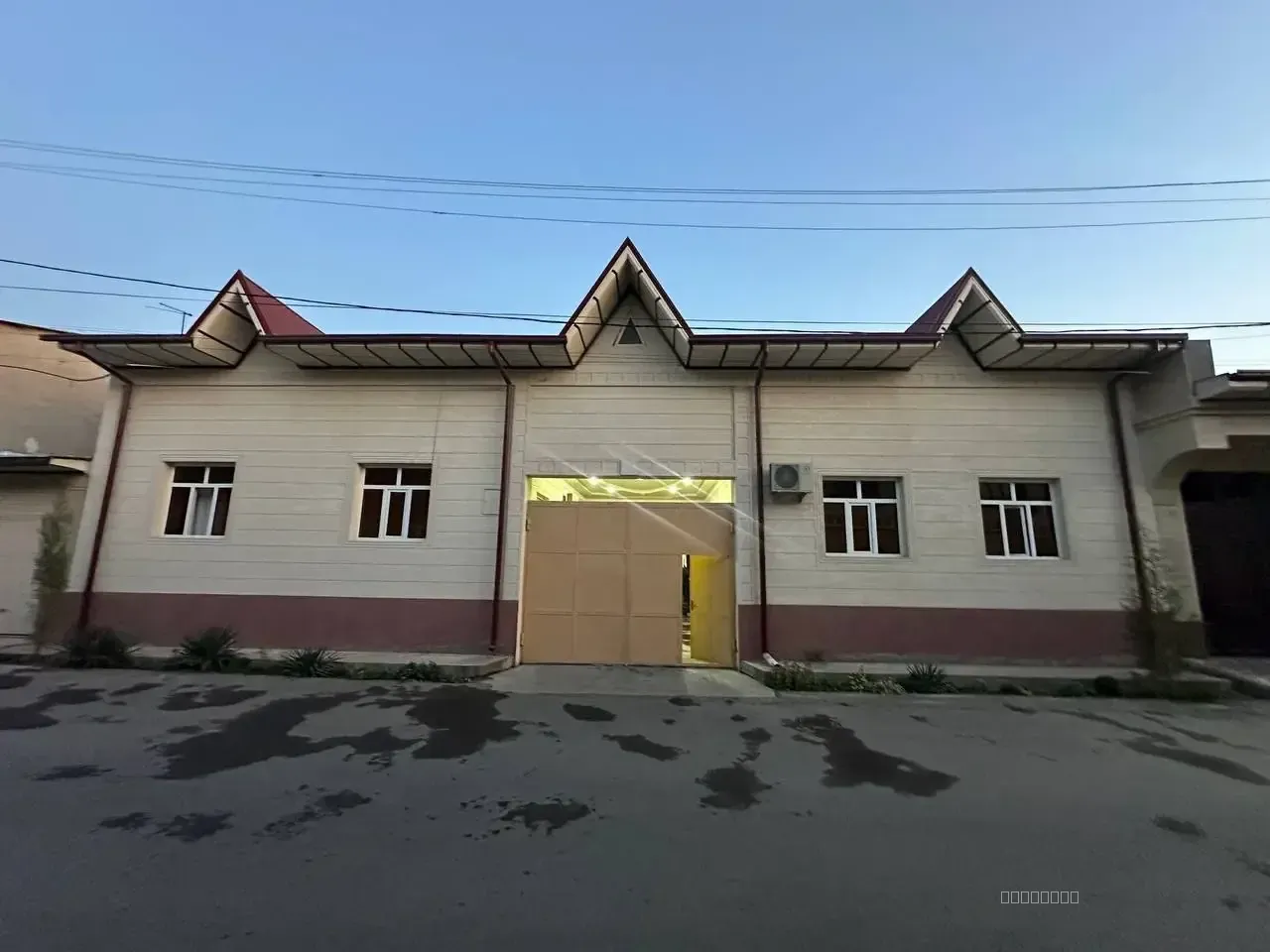 Шу уйи орка тарафи сотилади оркадаям махалла бор - Image 1