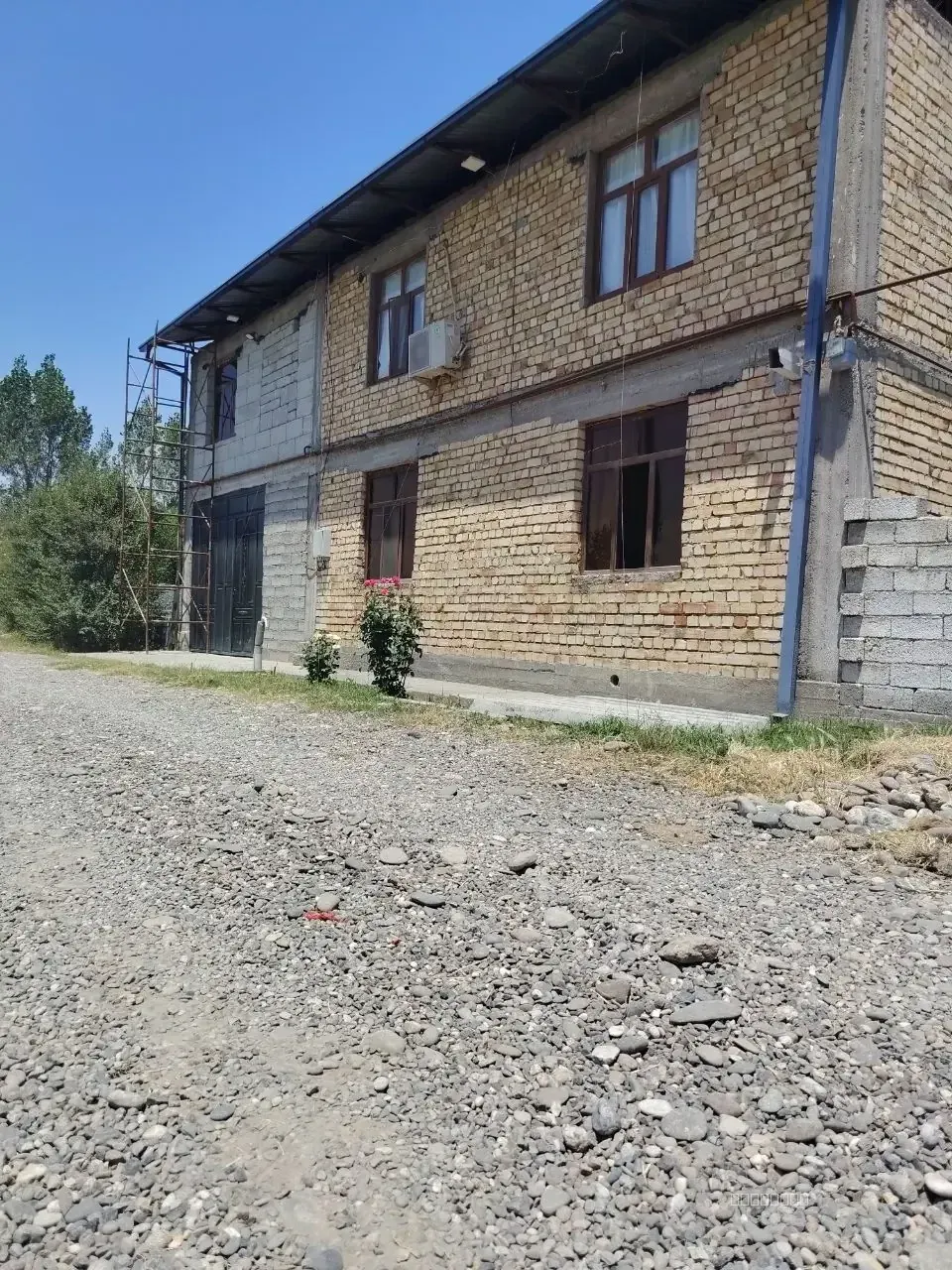Kadastri bor 2023 yil pishgan gishtdan qurilgan 7 sotix(hujjatda 6)2 etajli hovli sotiladi dahbetda - Image 1